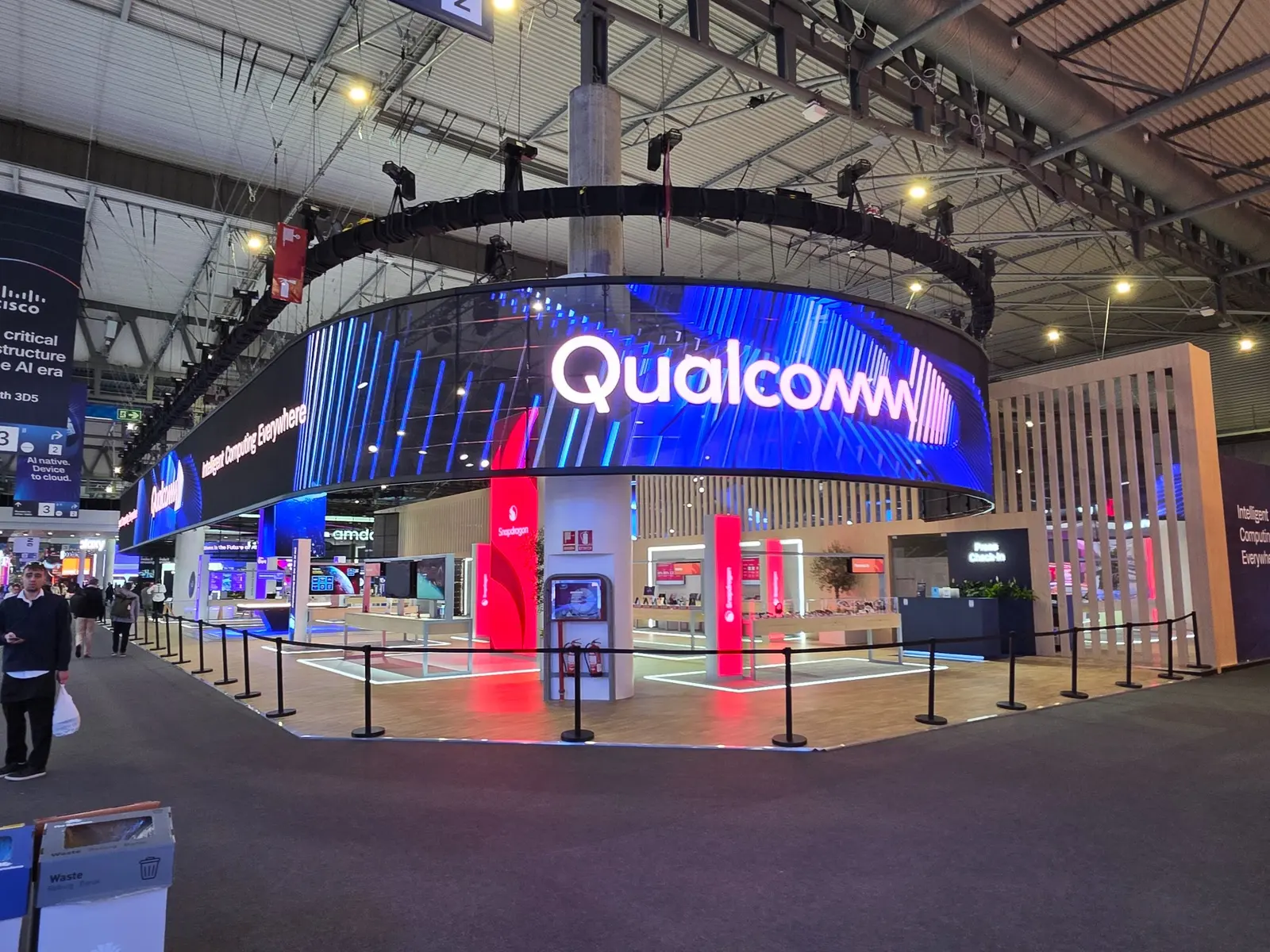 Stand de Qualcomm con pantalla panorámica y arquitectura abierta