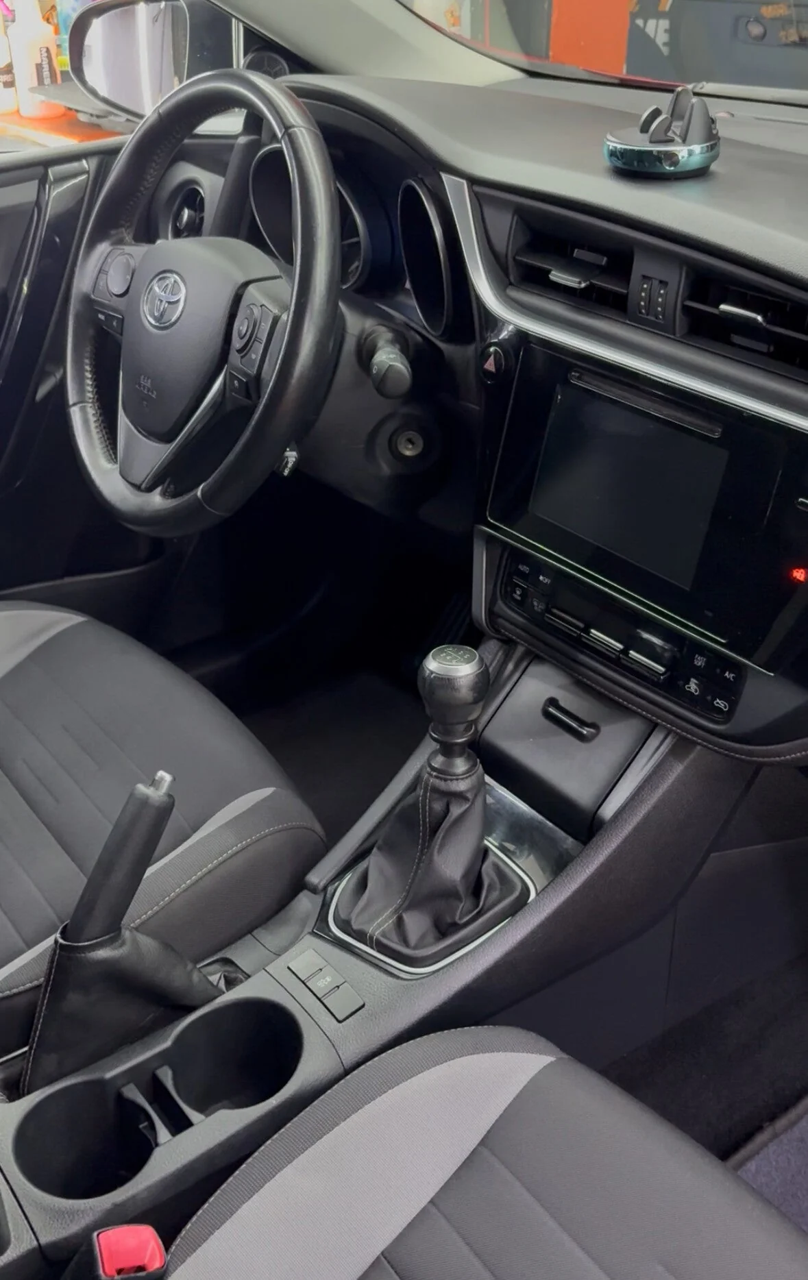 Interior · Volante y consola